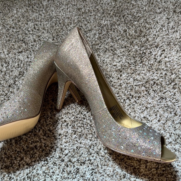 Peep-Toe Sparkly Gold Pumps (size 7) - Picture 4 of 10